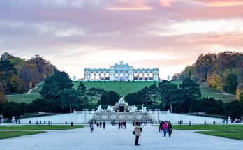 tourists at schonbrunn palace