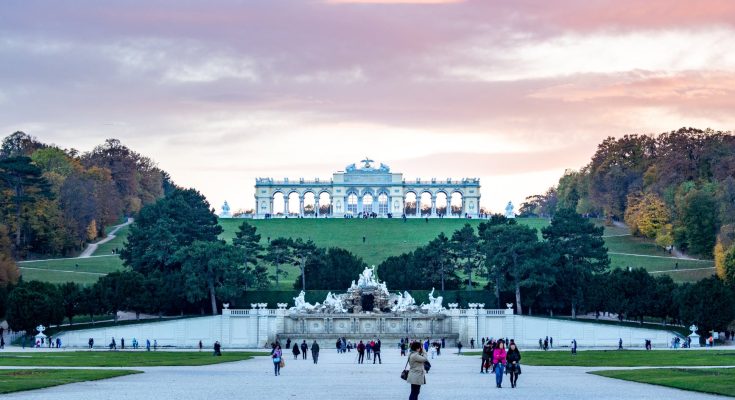 tourists at schonbrunn palace