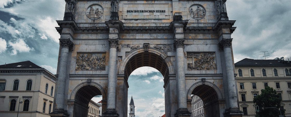 photo of the siegestor in munich germany