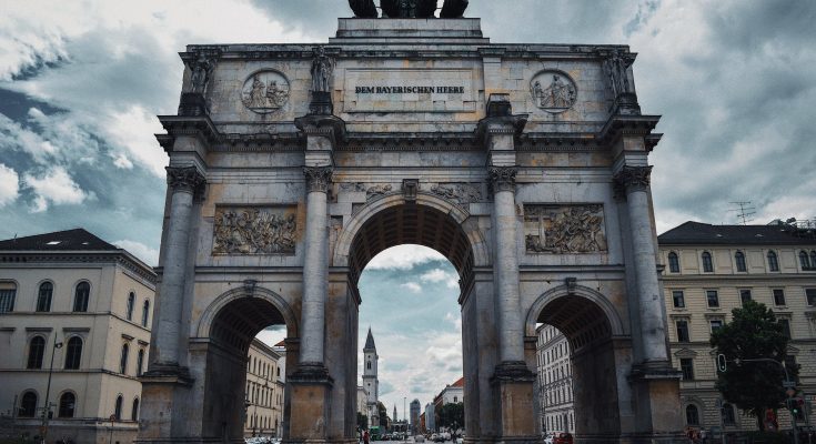 photo of the siegestor in munich germany