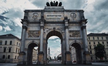 photo of the siegestor in munich germany